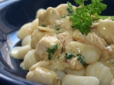 Gnocchi s máslovo parmazánovou omáčkou a kuřecím masem